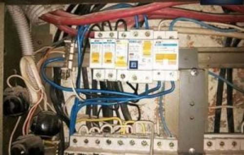 Выбивает автомат в щитке, как определить где коротит. Когда в щитке автомата постоянно выбивает рубильник, что с этим делать, как определить причину неисправности?