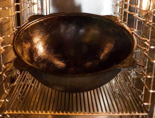 Как правильно обжечь чугунный казан в первый раз. Как прокалить чугунный казан перед первым использованием