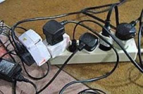 Выбивает автомат в щитке, как определить где коротит. Когда в щитке автомата постоянно выбивает рубильник, что с этим делать, как определить причину неисправности?