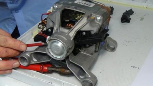 Стиральная машина сильно вибрирует и скачет при отжиме. Стиральная машинка прыгает при отжиме: причины и меры по устранению