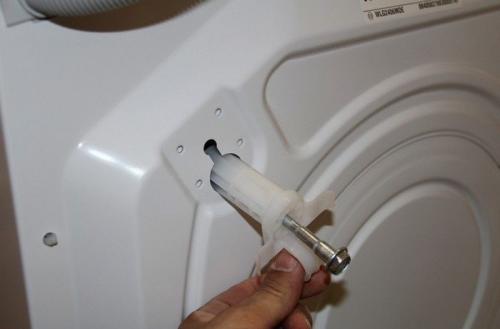 Стиральная машина сильно вибрирует и скачет при отжиме. Стиральная машинка прыгает при отжиме: причины и меры по устранению