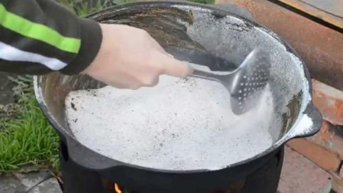 Можно ли мыть казан содой. Как почистить казан от нагара содой, солью и уксусом