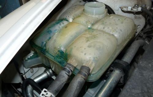Чем склеить расширительный бачок автомобиля. Чем заклеить расширительный бачок при его разгерметизации