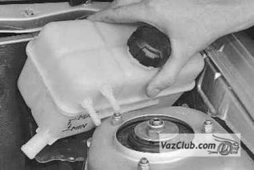 Расширительный бачок приора. Замена расширительного бачка.