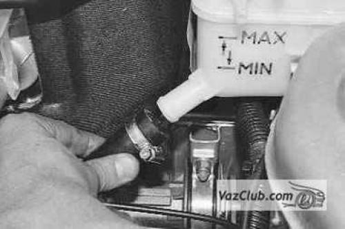 Расширительный бачок приора. Замена расширительного бачка.