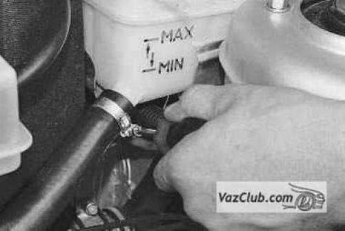 Расширительный бачок приора. Замена расширительного бачка.