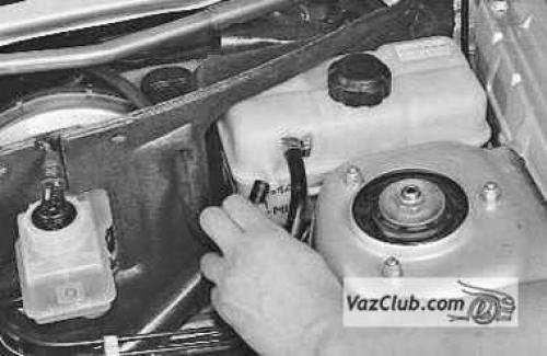 Расширительный бачок приора. Замена расширительного бачка.