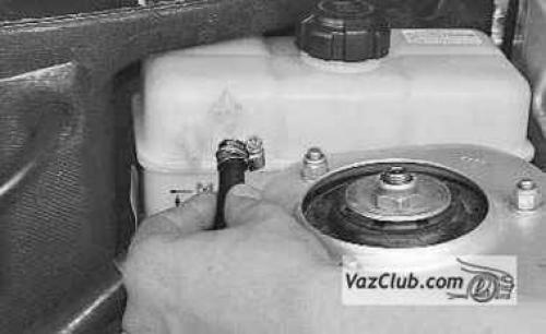 Расширительный бачок приора. Замена расширительного бачка.