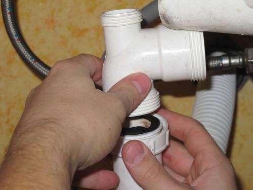 С раковины воняет канализацией и как избавиться. Применение стального троса или вантуза