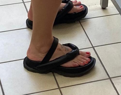 Как можно избежать проблем с размером обуви при покупке. Почему то многие женщины выбирают обувь не по размеру. Проблема вросших ногтей, мозолей и деформации стопы - неправильная обувь