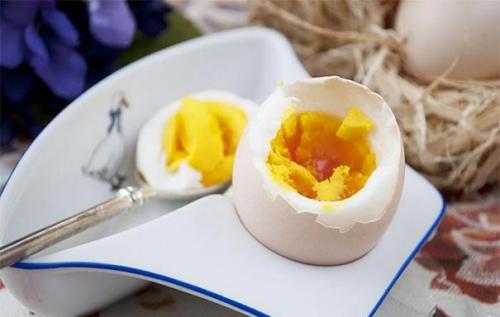 Сколько можно хранить сырые яйца в холодильнике. Вареных