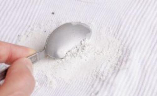 Как вывести застарелые жирные пятна с одежды которую уже постирал. 9 способов удаления застарелых пятен жира