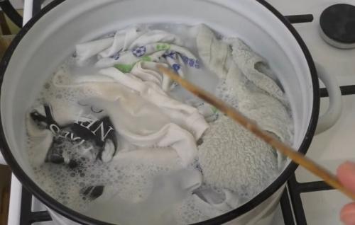 Как избежать повреждения материала при использовании нашатырного спирта для отбеливания. Как помочь белым вещам?