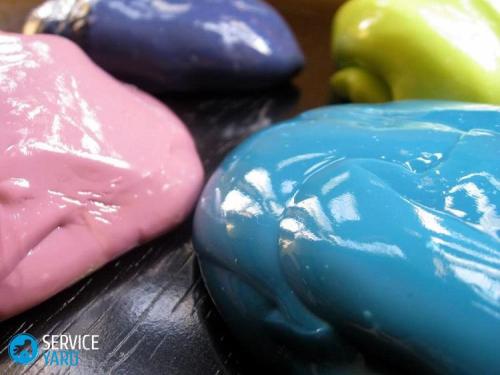 Какие материалы лучше всего подходят для уборки лизуна. Как удалить слайм с мягкой мебели, дивана или ковра?