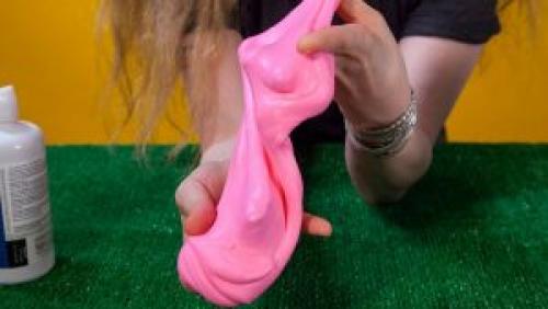 Какие факторы могут способствовать образованию лизуна на волосах. Как убрать лизуна с волос у ребенка