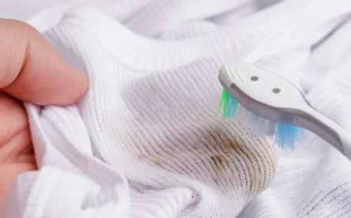 Какие домашние средства можно использовать для удаления краски для волос с одежды. Как вывести краску для волос с одежды