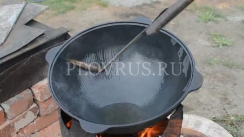 Как определить, что казан нуждается в очистке от нагара