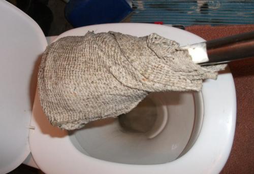 Как прочистить унитаз без вантуза. Как пробить засорившуюся канализацию