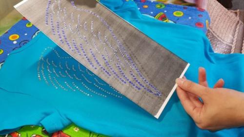 Как приклеить наклейку на одежду утюгом. Способы переноса на одежду