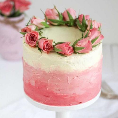 Как украсить торт в домашних условиях просто и красиво детский. Как украсить торт красиво: фото и видео мастер классы по оформлению фруктами, кремом и шоколадом