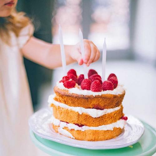 Как украсить торт в домашних условиях просто и красиво детский. Как украсить торт красиво: фото и видео мастер классы по оформлению фруктами, кремом и шоколадом