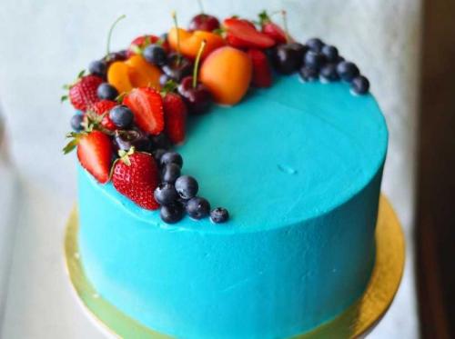 Как украсить торт в домашних условиях просто и красиво детский. Как украсить торт красиво: фото и видео мастер классы по оформлению фруктами, кремом и шоколадом