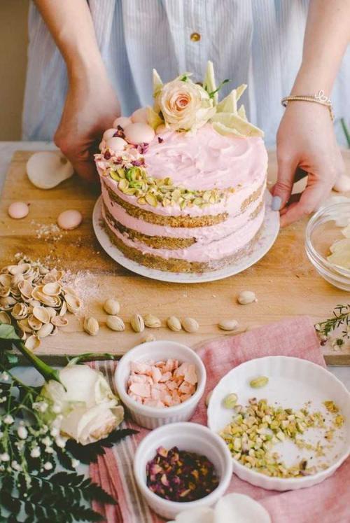 Как украсить торт в домашних условиях просто и красиво детский. Как украсить торт красиво: фото и видео мастер классы по оформлению фруктами, кремом и шоколадом