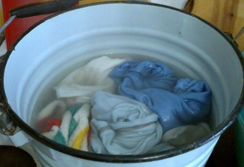 Белые вещи пожелтели после стирки. Желтые пятна после стирки на белой одежде и как с ними бороться