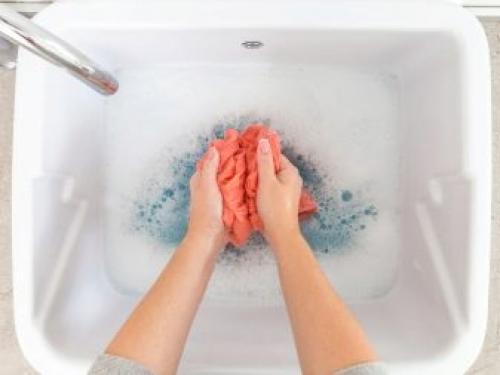 Чем отстирать въевшиеся пятна от пота. Как лучше стирать вещи с пятнами пота при помощи стиральной машины 01 Чем отстирать въевшиеся пятна от пота. Как лучше стирать вещи с пятнами пота при помощи стиральной машины 01