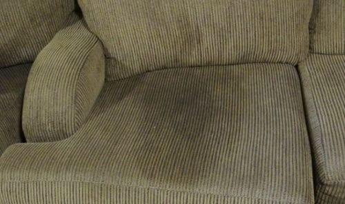 Как вывести пятна мочи взрослого человека с дивана. Как убрать мочу с дивана человека