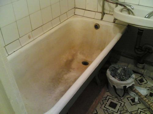 Чем лучше отчистить ванну до бела в домашних условиях. Как очистить чугунную ванну до бела в домашних условиях
