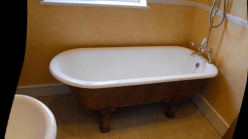 Чем лучше отчистить ванну до бела в домашних условиях. Как очистить чугунную ванну до бела в домашних условиях