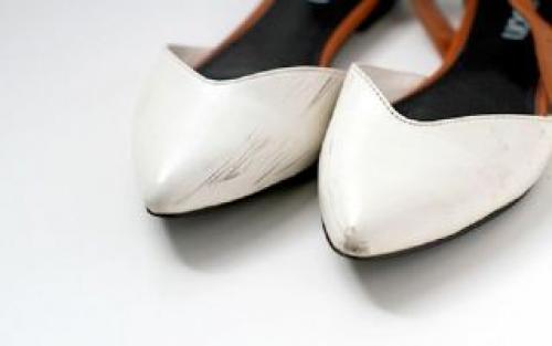 Как убрать черные полосы на цветной обуви. Как и чем убрать чёрные полосы на белой обуви