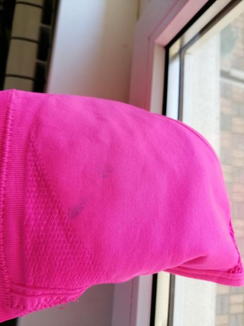 Как можно предотвратить распространение пятна от шариковой ручки на цветной ткани. Отмываем чернила с цветной одежды