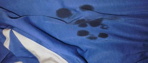 Как избавиться от масляных пятен на одежде. Как выводить масляные пятна с одежды, если они свежие 01 Как избавиться от масляных пятен на одежде. Как выводить масляные пятна с одежды, если они свежие 01