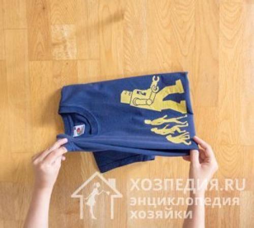 Как сложить футболку с длинным рукавом. Способ 3 – быстрый метод трех точек