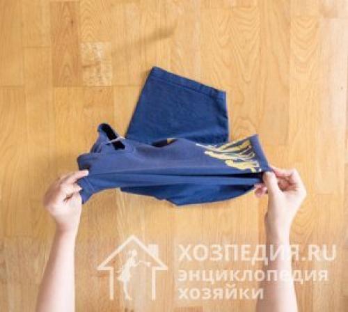 Как сложить футболку с длинным рукавом. Способ 3 – быстрый метод трех точек