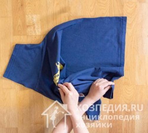 Как сложить футболку с длинным рукавом. Способ 3 – быстрый метод трех точек