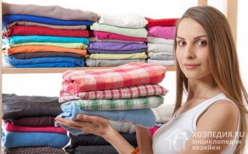 Как сложить футболку с длинным рукавом. Способ 3 – быстрый метод трех точек