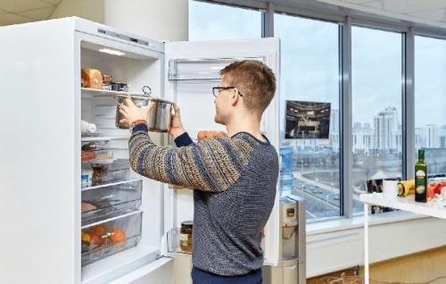 Что будет если поставить горячее в холодильник. Почему нельзя и что будет