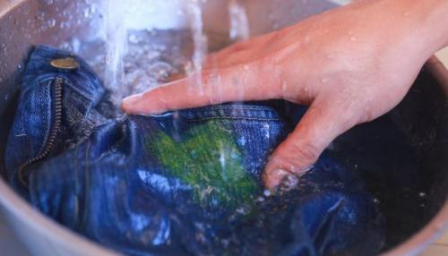 Как отстирать гуашь с куртки. 7 способов отстирать гуашь с одежды и ковра