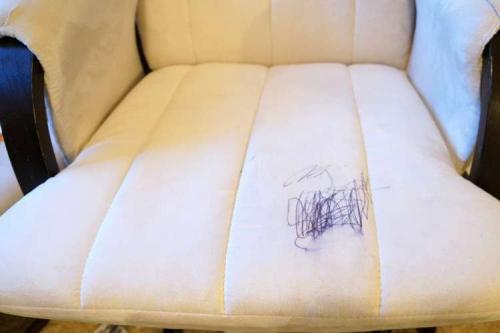 Как сделать красивые рисунки шариковой ручкой на кожаном диване 06