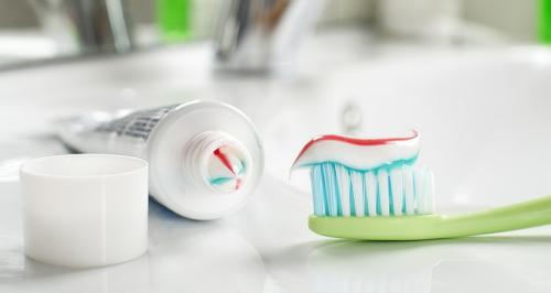 Как вывести жирное пятно с футболки. Как вывести свежие жирные пятна