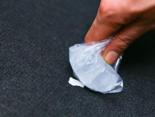 Как убрать жвачку с дивана