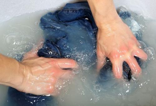 Какие материалы нужны для усадывания джинсов. Как постирать джинсы, чтобы они сели: проверенные способы для домашних условий