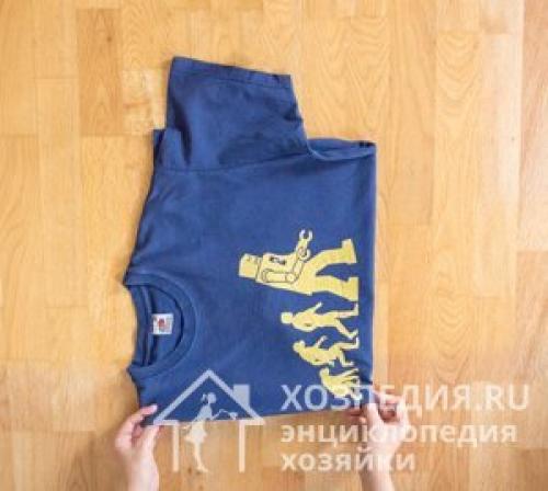 Как сложить футболку с длинным рукавом. Способ 3 – быстрый метод трех точек