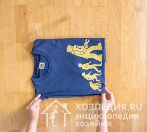 Как сложить футболку с длинным рукавом. Способ 3 – быстрый метод трех точек