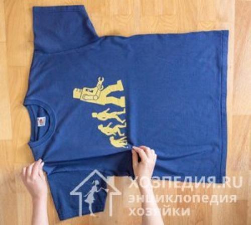 Как сложить футболку с длинным рукавом. Способ 3 – быстрый метод трех точек