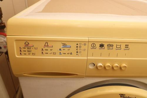 Можно ли использовать отбеливатель для удаления желтизны, и если да то как. Как удалить желтизну пластика самому дома