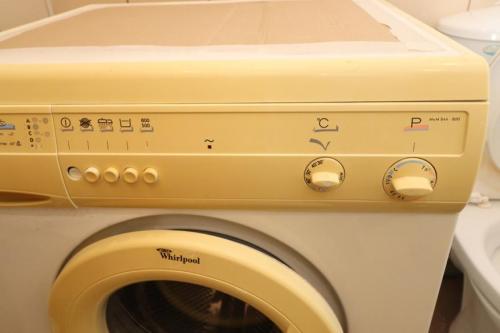 Можно ли использовать отбеливатель для удаления желтизны, и если да то как. Как удалить желтизну пластика самому дома